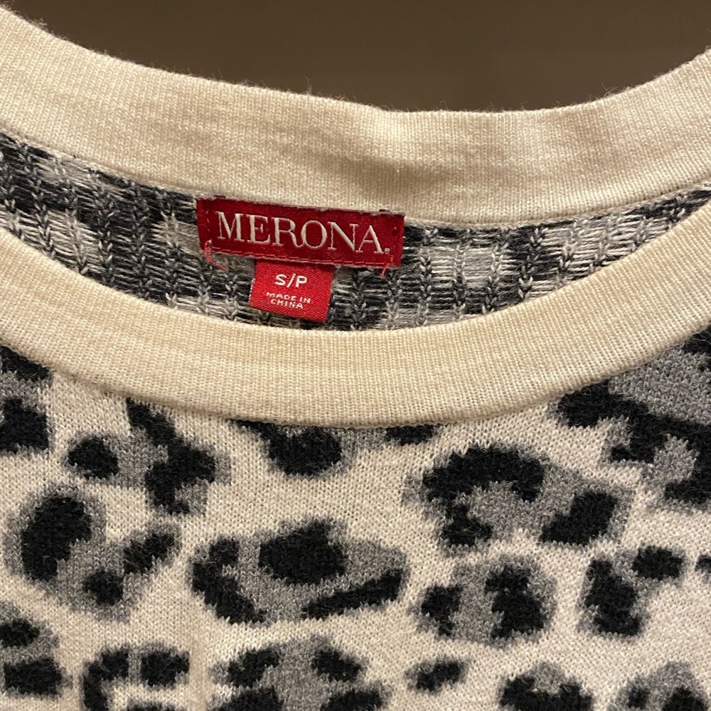 Merlin’s sweater - Picture 2 of 2